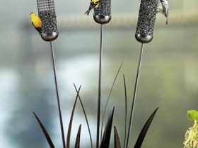 Годівниця для птахів у вигляді очерету