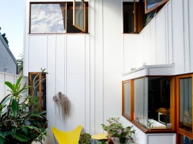 Дизайн озелененной террасы с желтыми стульчиками