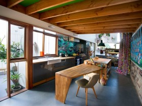 Кухня с деревянным потолком, кирпичными стенами и большими окнами в стиле китч