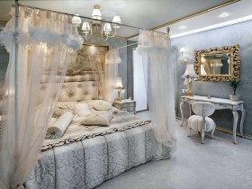 Белая спальня с кроватью под балдахином