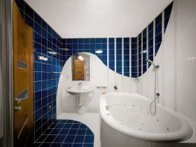 Поєднання білого з синім в дизайні ванної кімнати