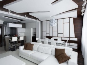 Совмещенная гостиная с большим белым диваном