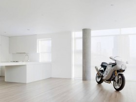 Мотоцикл в светлой квартире
