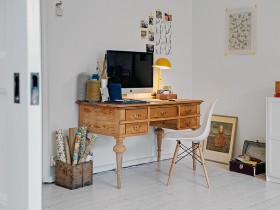 Интерьер личного кабинета с деревянным столом и компьютером