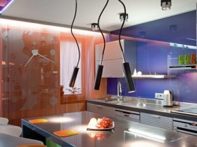 Кухня в сине-красных тонах с креативными люстрами и яркой мебелью