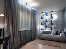 Светлая комната с серым диваном