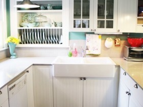 Белая маленькая кухня ў доме
