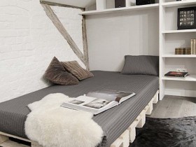 Маленькая черно-белая спальня со скошенным потолком