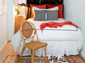 Маленька біла спальня з яскравим килимом