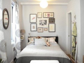 Біла спальня, прикрашена картинами