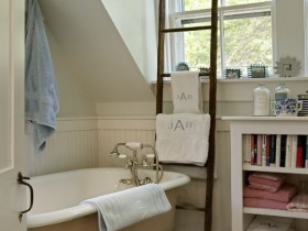 Small bathroom in country style