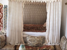 Совмещенная гостиная в марокканском стиле
