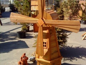 Оформление деревянной мельницы на даче