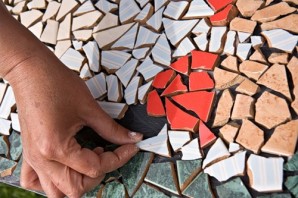 The technology of creating mosaic patterns with their hands