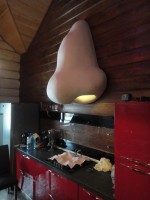 Стильна кухня з витяжкою у вигляді носа