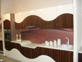 Дизайн белой кухни с деревянными вставками