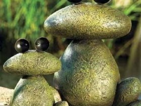 Садова фігурка з каменів (жаби)