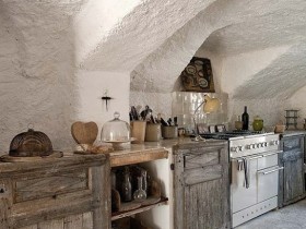 The kitchen is traditional in Provence