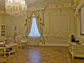Decorating a room in the Rococo style