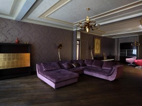 Большая гостиная с серыми стенами, белым потолком и бордовым диваном