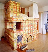 Російська піч на дровах в інтер'єрі будинку