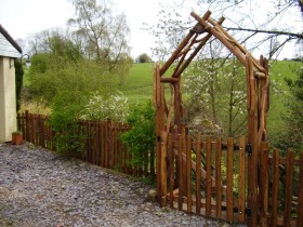 Крэатыўная садовая арка з дрэва