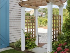 A small pergola between the front and rear section of garden