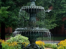 Гарний садовий фонтан