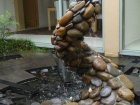 Садовий фонтан з каменю