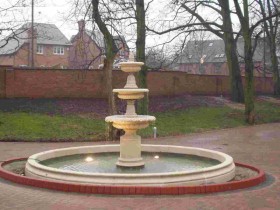 Роскошный фонтан на даче