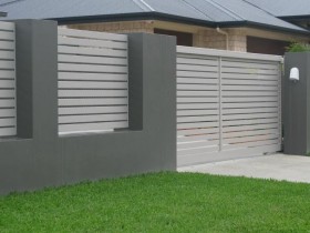 Стильный забор из бетона и пластика