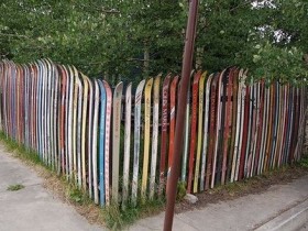 Fence made from old skis
