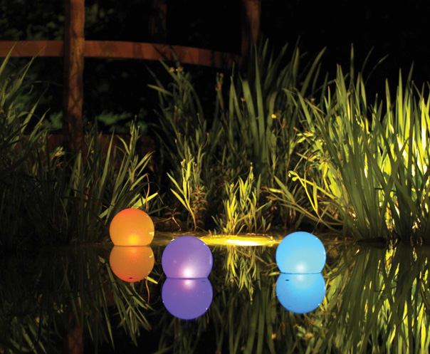 На фото пример красивого оформления пруда декоративными, шаровидными светильниками, плавающими по поверхности воды.
