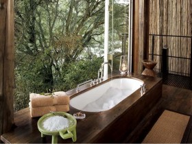 Bathroom with elements of Safari