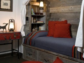 Маленькая спальня в деревянной отделке