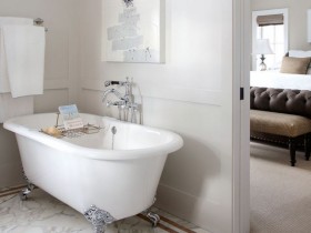 Белая ванная комната в стиле шале