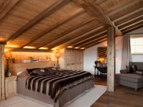 Спальня со скошенным потолком в стиле шале