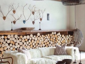 Креативный дизайн гостиной с белым диваном в стиле шале