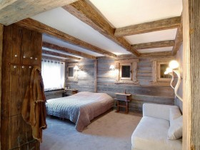 Белая спальня с деревянной отделкой