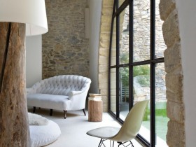 Креативный дизайн гостиной с большими окнами, стиль шале