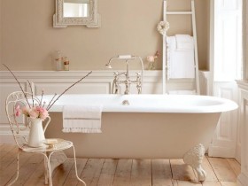 Светлая ванная комната в стиле шебби шик