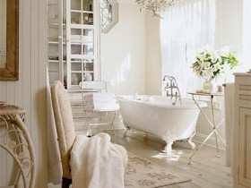 Интерьер ванной комнаты с антикварной мебелью