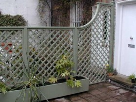A garden trellis in the role of the fence