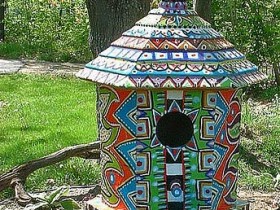 Bo'yalgan birdhouse