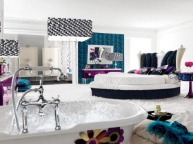 Совмещенная ванная комната в сине-белых тонах