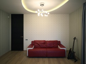 Красный диван в светлой комнате