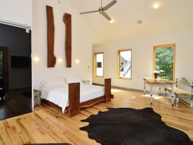 Біла спальня з дерев'яною підлогою