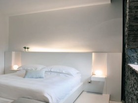 Белая спальня с черной стеной