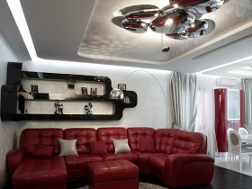 Белая гостиная в стиле хай-тек с красным диваном