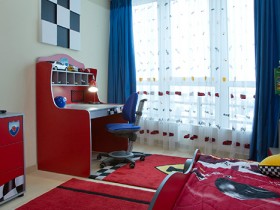 Интерьер детской комнаты для мальчика с красным ковром и кроватью